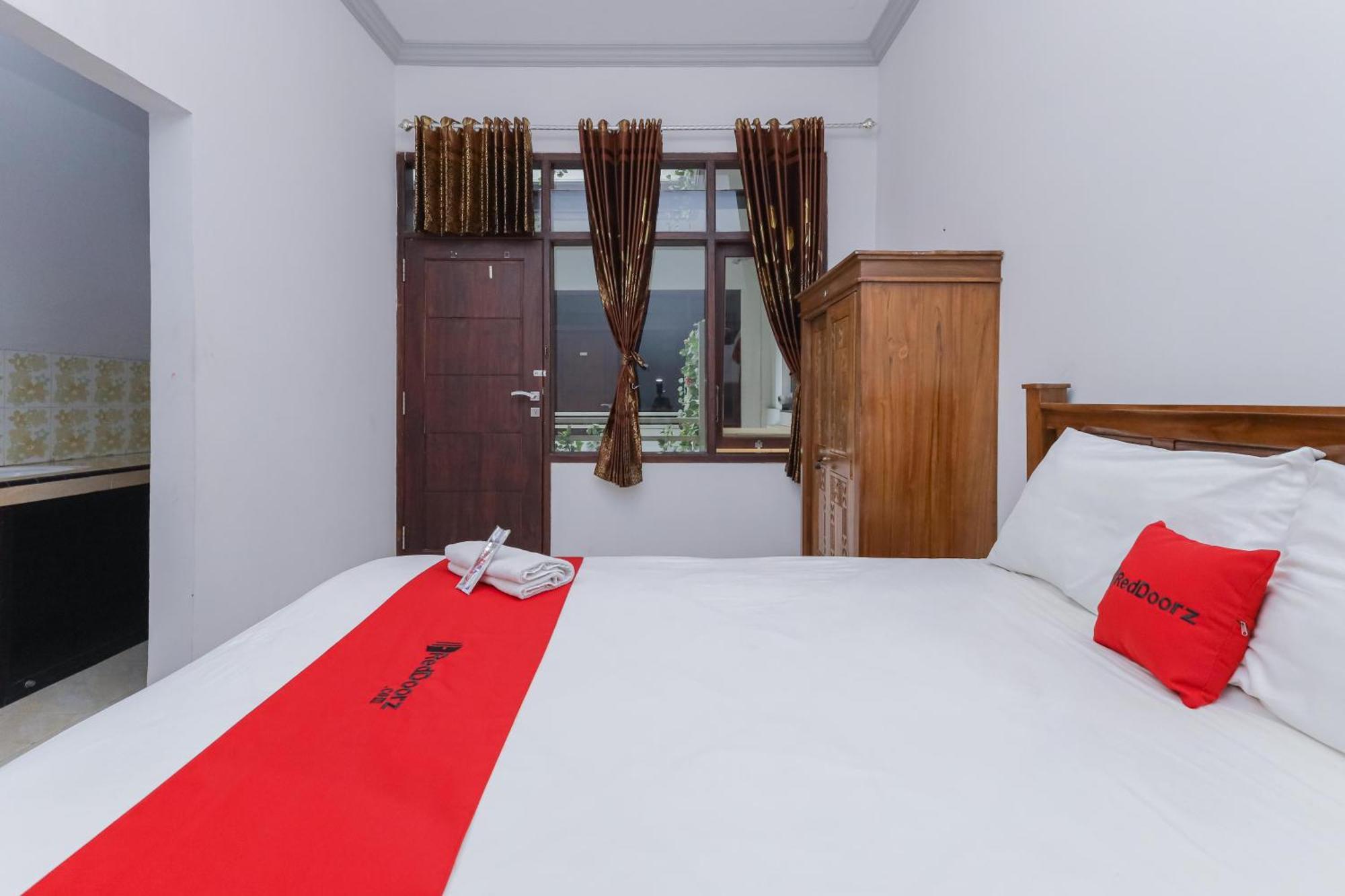 Reddoorz At Pondok Candra Surabaya Exterior photo