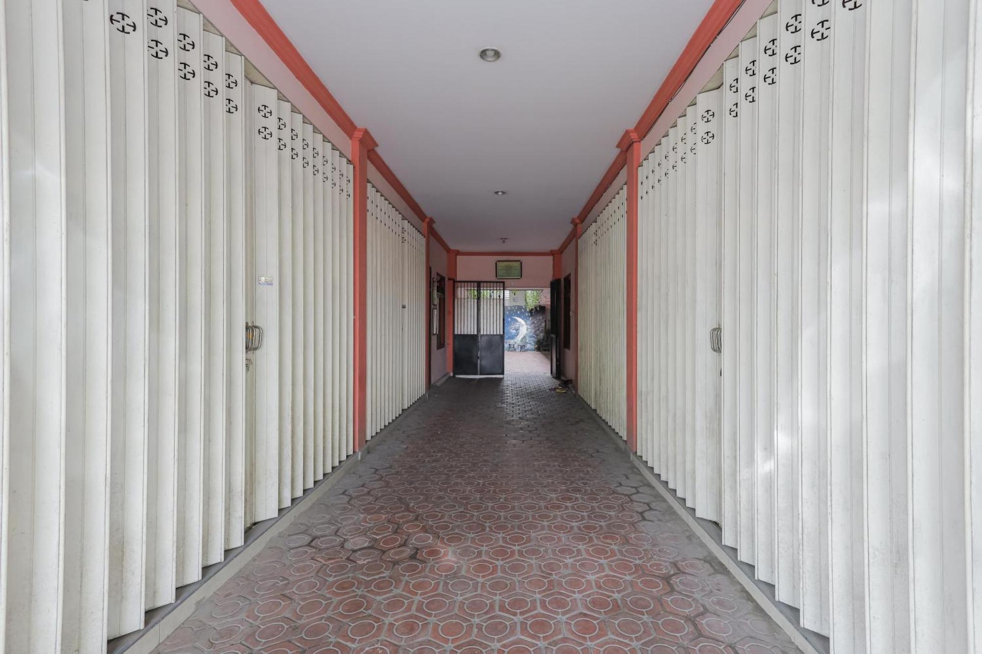 Reddoorz At Pondok Candra Surabaya Exterior photo